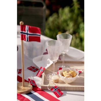 flaggrekke på bord med annen pynt