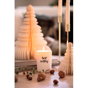 duftlys best wishes på bord foran hvitt papirjuletre