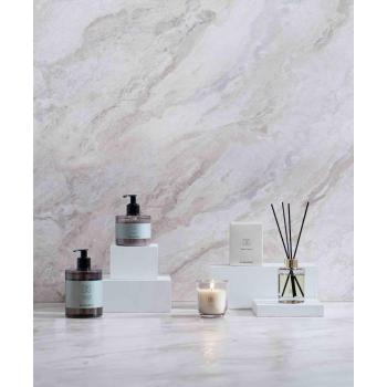 Utstilling av Siberia Fir DIS håndsåpe, håndkrem, duftlys og duftpinner