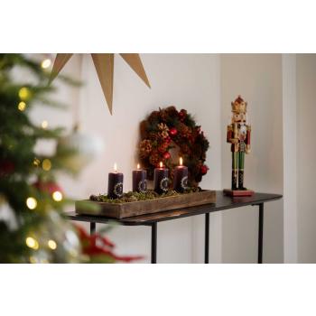 Julekrans på konsollbord med adventstake