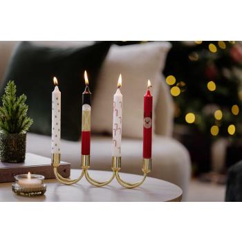 Adventstake Myra med festlys på bord