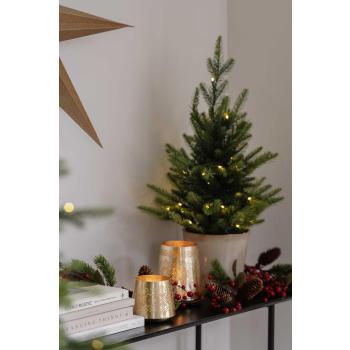 Lyslykt Eyla i to størrelser på hylle med lite juletre