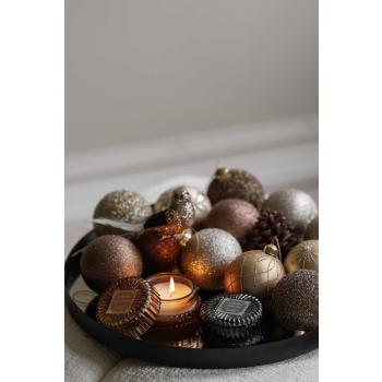 Fugl på klype Noah på lysfat med julekuler