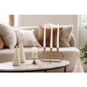 Adventstake Leona  på bord med dekortrær og kubbelys