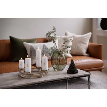 Gren sedertre i vase på sofabord med adventstake