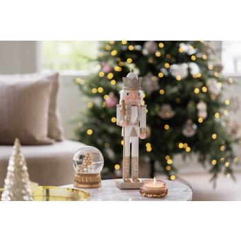 Snøkule Teddy på sofabord med duftlys, nøtteknekker og lysfat