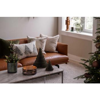 Putetrekk gullskog i sofa med matchende putetrekk i stue dekorert til jul