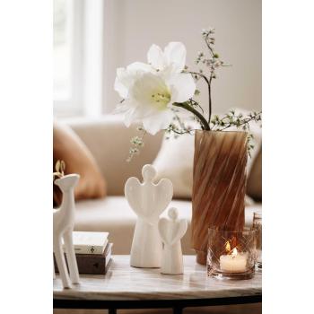 Engler, dekorfigurer, lyslykt, vase og blomster