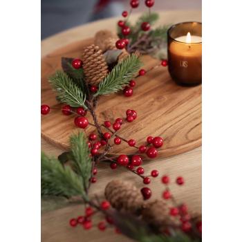 Girlander med kongle og røde bær på lysfat