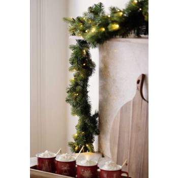 Girlander med ledlys hengende over kjøkkenbenk