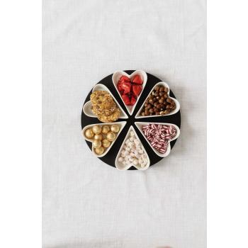 Skålsett Hjerter på bord med mat