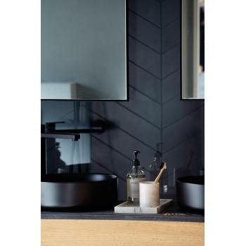 fat marmor beige med tannglass og såpe på bad