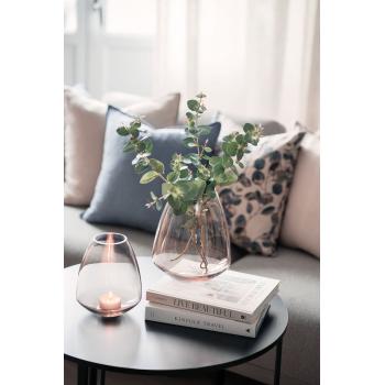 Lyslykt og vase på sofabord