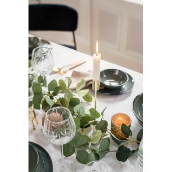 Eucalyptus girlander på dekket bord