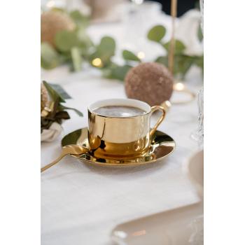 Gullkopp med kaffe på festdekket bord
