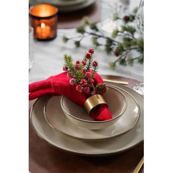 Dekor med røde bær som borddekorasjon