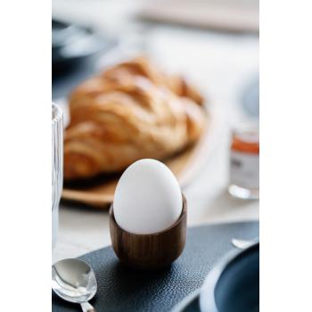 eggholder june med egg på frokostbord