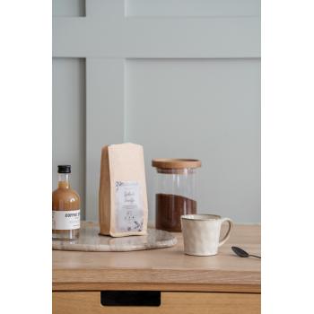 kopp iben på kjøkkenbenk med kaffe og kaffesirup