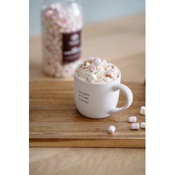 mini marshmallows i krus med tekst