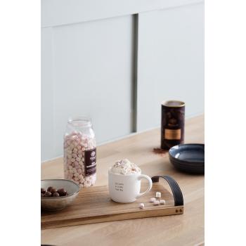 kopp med teksten det beste er å dele på bord med kakao og marshmallows