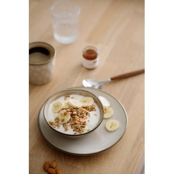 skål iben på frokostbord med yoghurt