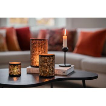 tre lyslykter på et stuebord