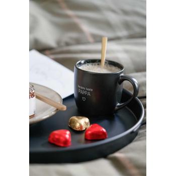 Pappa kopp på serveringsbrett i seng