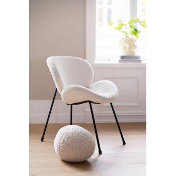 Rund pute ved siden av loungestol