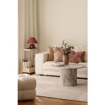 Stue med detaljer i rosa, beige og mamor