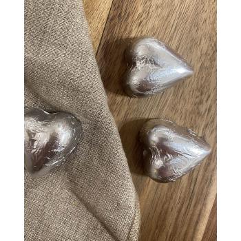 Sjokoladehjerter på serviett og brett