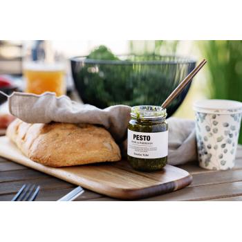 Bord pyntet med trefjøl, mat, stringkurv i metall