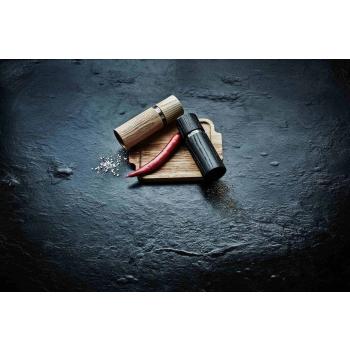 Textura krydderkverner i brun og sort på fjøl