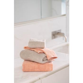 Hånklær liggende på baderomsbenk