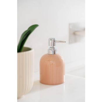 Såpepumpe Eira i en fersken rosa farge på baderom