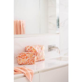 Toalettmapper i fersken farge stående på bad