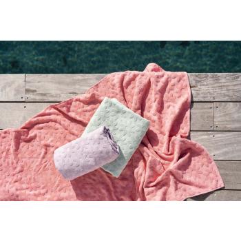 Strandhåndkle flower ved bassengkant