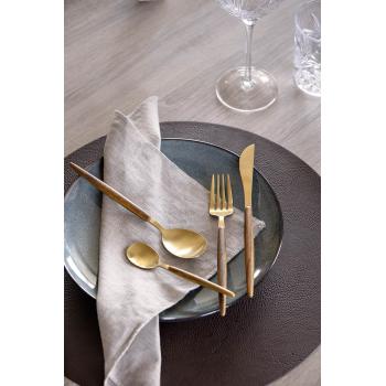 sort rundt dekkebrikke på bord