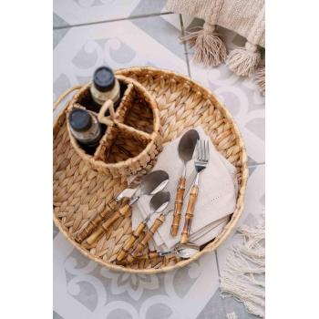 Serveringsbrett med bestikk, serviett og krydder