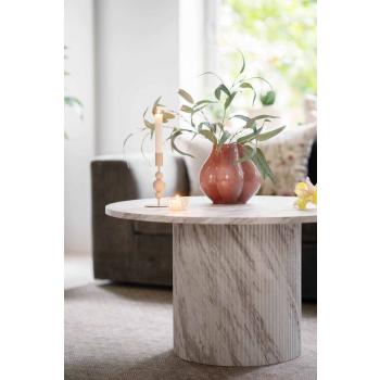 Vase Belle med bukett på sofabord med lysestake og glassfigur