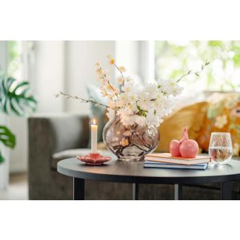 Sofabord med dekorfigur, vase og lysestake i vårlig stil