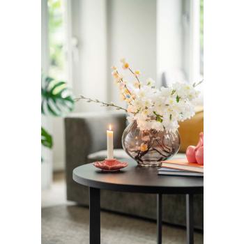 Lysestake og vase på sofabord i rosa og hvite farger