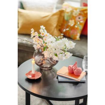 Sofabord stylet med vase med blott bukett og lysestake og pyntefigur i rosa farger