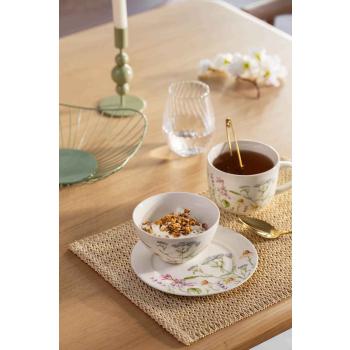 Thea servise med blomstermotiv dekt på bord