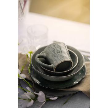 skål iben i blågrønt steintøy på dekket bord med linserviett