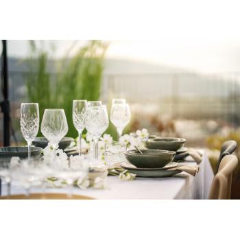 francine hvitvinsglass på dekket bord