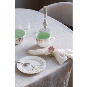 Frokostservise våreng på bord med duk