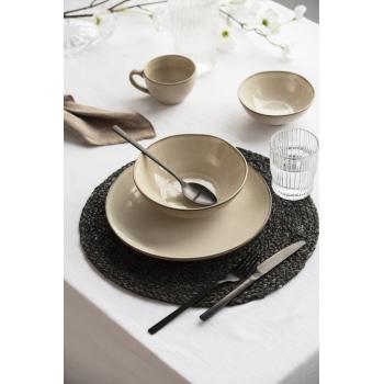 bord dekket med beige iben skåler 