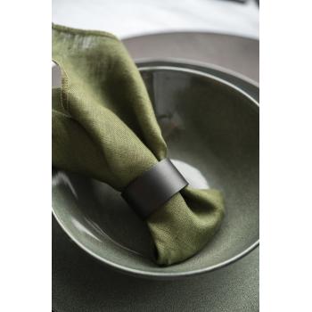 skål iben i blågrønt steintøy på dekket bord med linserviett