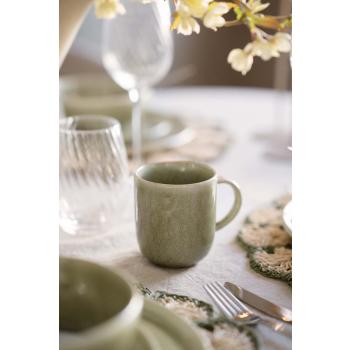 Kopp ada stående på spisebord