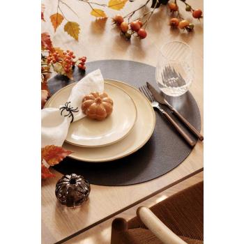 Borddekking pyntet med stilkblomst med oransje bær